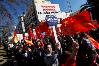 数百名中国公民上街抗议银行冻结他们的户头。
