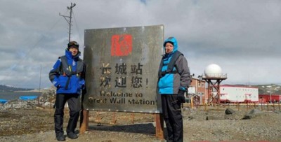 邱翁（右）在儿子（左）陪同下登上南极大陆。