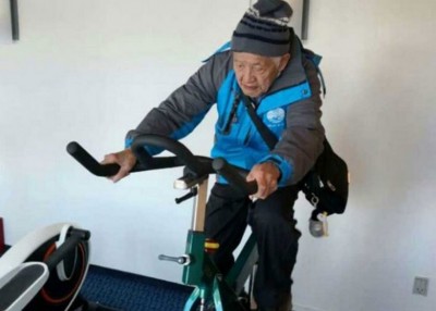 邱翁为了南极之旅，提前锻炼身体。