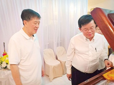 首长曹观友在丹斯里陈国平局绅的陪同下瞻仰拿督陈树桢遗灵。