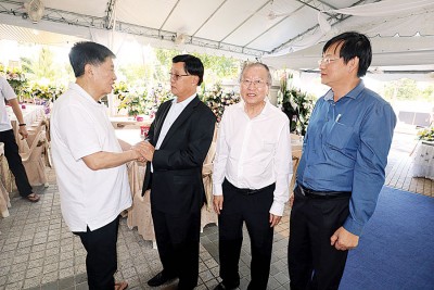 丹斯里方天兴（左2）在拿督许廷炎（右2）及陈国明陪同下慰问陈国平。