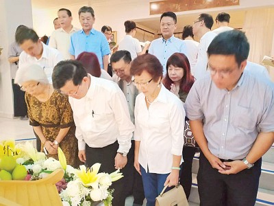 首长曹观友与夫人陈莲枝、章瑛行政议员及黄汉伟国会议员，带领槟州行动党进行拜祭。
