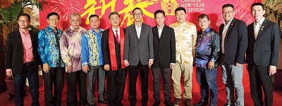 民政党全国主席拿督刘华才、签字理主席胡栋强、毕竟财政方志伟、中委张瀚中和林忠钦、州委许翔茗、林幼仔、章志伟、谢福雀、中国总商会会长拿督斯里方炎华(左5)当合照。
