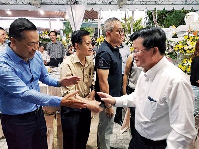 丹斯里黄荣盛与首长曹观友在陈府巧遇。