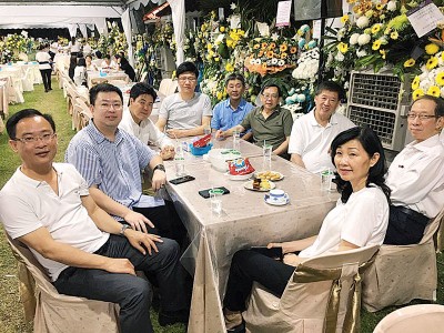 左起： 拿督温永文、拿督杨易盛、拿督陈树楠、拿督斯里陈国华、拿督斯里方炎华、拿督陈显裕、丹斯里拿督斯里陈国平、丹斯里许子根博士、潘斯李月有。