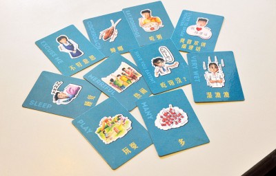 闪卡正面插图由6人团队中的两名设计师手绘,再配上中文词汇。