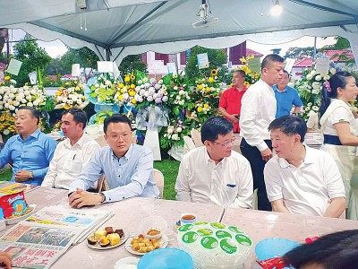 左起丹斯里黄荣盛、孙意志行政议员、杨顺兴行政议员、首长曹观友、丹斯里陈国平。