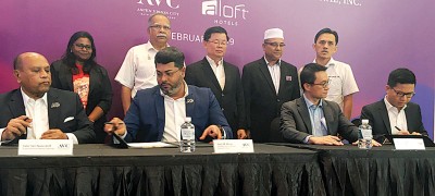 Aspen集团和东南亚宜家,与万豪国际集团,在曹观友(中)见证下签署合作备忘录。左起拿督斯里纳兹、卡斯杜丽、慕力、拉玛沙米及右起劳永安、吴俊益、陈智能及罗扎里。