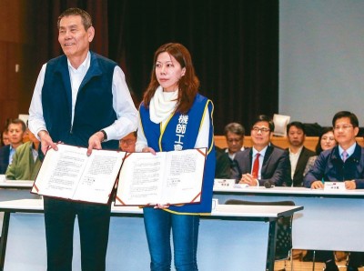 华航总经理谢世谦（左）与机师工会理事长李信燕昨代表劳资双方签订团体协约，宣告华航机师罢工正式落幕。