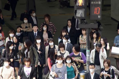 流感疫情来势汹汹,东京银座街头,不少民众戴口罩出行。