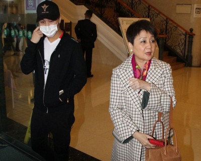四太梁安琪及儿子何猷君在下午2时多步出医院。