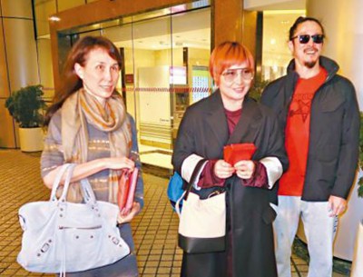 二房代表何超凤、何超仪及陈子聪到医院探望。