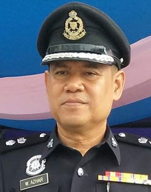 万阿扎哈鲁汀警监。