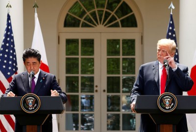 特朗普炫耀安倍晋三提名他角逐诺贝尔和平奖后，马上引发议论。图示安倍去年6月在“特金会”前访问白宫。