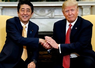 特朗普（右）称安倍（左）提名他竞逐和平奖。