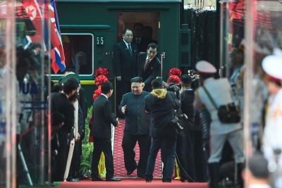 金正恩的专列周二上午抵达越南同登车站，金正恩（中）走出列车。（法新社照片）