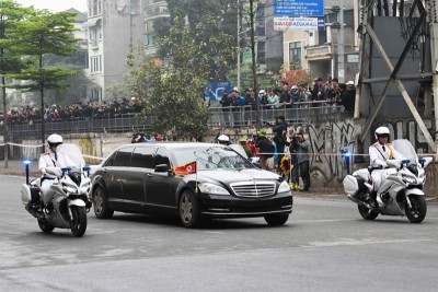 金正恩在越南官员和保镳护送下，转搭汽车前往河内。（法新社照片）