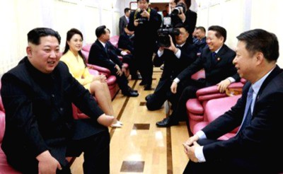 去年3月，金正恩访问中国，离开时有中国官员送行，因而让金正恩专列内部曝光。从朝鲜官方媒体所发表照片显示，这列专车外表虽是绿色，但内部整洁明亮，其中一节车厢被布置为会议室，并在里面摆放数张粉红沙发。