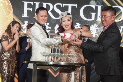 Sophia张纯真与拿督威拉林福源（左）以及拿督陈泓铼开香槟庆祝，希望今年业绩蒸蒸日上。