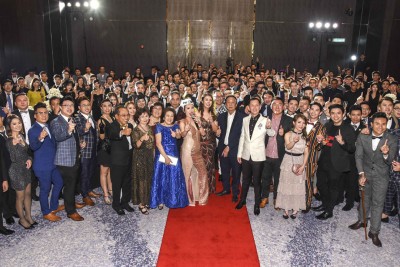 Sophia张纯真与所有出席弘际地产2019年度晚宴的得奖者们开心合影。