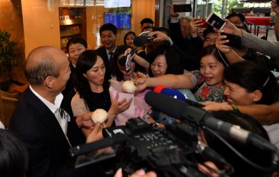 韩国瑜被骂“土包子”，我国热情粉丝也去排队买包子送予韩氏夫妇，以为他打抱不平。