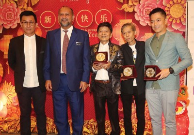 《马来西亚中文影视协会2019新春晚宴暨年度杰出影视人颁奖典礼》上共聚一堂，活动上也颁发3个奖项。（左起）马来西亚中文影视协会主席赖昌铭、通讯与多媒体部长哥宾星、“先锋奖”得主郑锦昌、获得年度杰出电视人的监制周以勤以及获得年度杰出电影人奖的导演郑建国。
