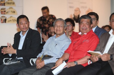 莫哈末沙布（右起）与马哈迪出席吉隆坡民主节活动。