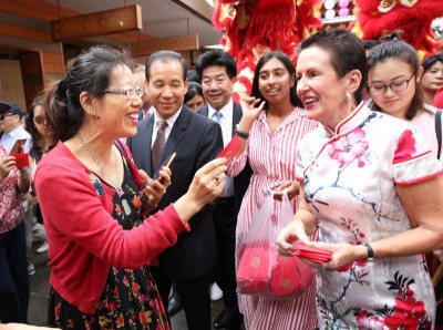 摩尔到唐人街拜年。