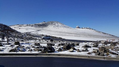 远眺哈莱亚卡拉火山，可见山上恍如铺了一层白衣。