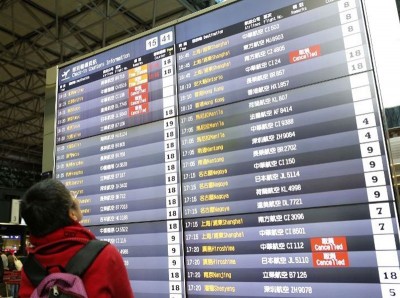 旅客正在查看航班讯息。