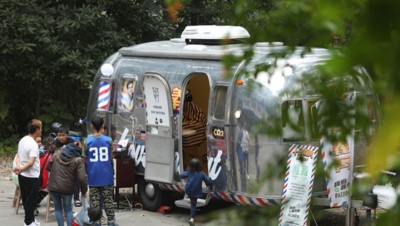 古董露营车改装成发型屋，载发型师到偏远地区，为民众义剪。