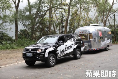越野车拖着流动发型屋，穿梭台湾的山区。