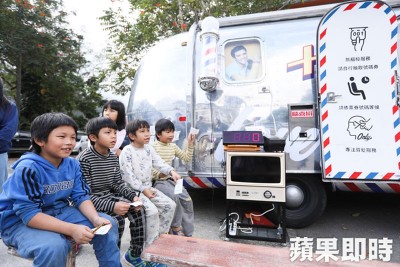 小朋友前在露营车前，等候剪发。