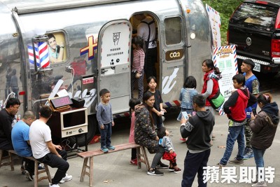 除了等候理发，古董露营车所到之处，都吸引民众聚集围观。