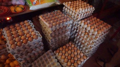 善信们带来鸡蛋当供品,希望喂食庙里的蛇。