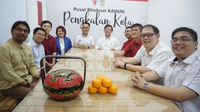 不少嘉宾合照留念。左起为阿莫、王宇航、魏祥敬、林秀琴、魏子森、曹观友、郑来兴、王耶宗、李俊杰、邓智伟。