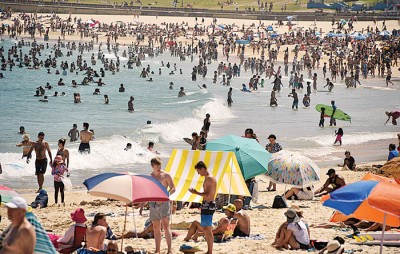 澳洲持续高温，民众涌往海滩解暑。
