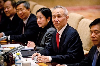 刘鹤（右二）带领团队与美方代表谈判。