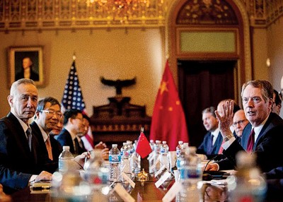 中国副总理刘鹤（左）与美国贸易代表莱特泽（右）各率代表团出席谈判。