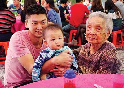 最年长的家族成员与最年幼的相差百岁。