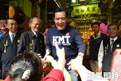 马英九在关渡宫跟热情群众握手。