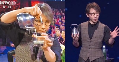 刘谦表演“魔壶”魔术，他往壶里倒水，却可以任意从壶中倒出红酒、豆汁，令人叹为观止！