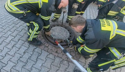 消防部门派出一支7人组成的救援抢险队伍赶到现场营救“落难”老鼠。
