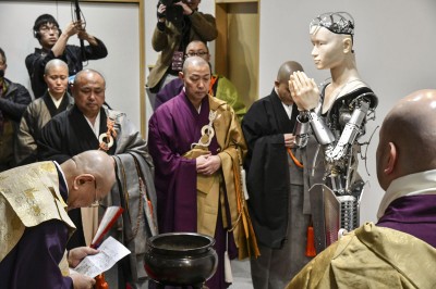 高台寺向媒体展示智能机器人观音“Minder”。