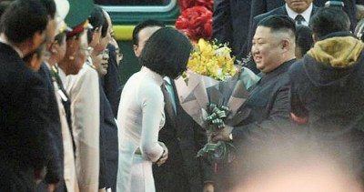 Nguyen Thu Uyen（白衣者）向金正恩献花。