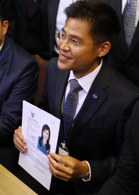 泰爱国党展示乌汶叻公主的参选表格。（法新社照片）