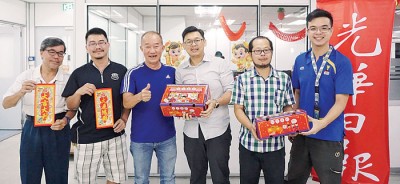 吴钟英(左3)和骆文华(左2)代表送礼，林松荣(右3)接领，左起体育记者邓锡堂、邓梓豪和记者邵家恩陪同。
