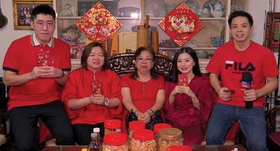 谢儮好(右)在吉隆坡与家人庆祝农历新年。