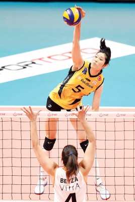 中国女排队长朱婷（面对镜头者）无论是在实力上，还是人气上都实现对所有对手的碾压，是当之无愧的世界第1。