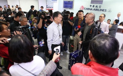 被取消班机的旅客相当不满，华航地勤人员正在沟通协调。